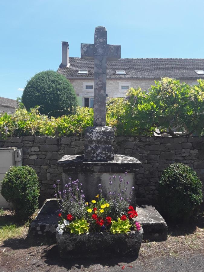 Les Charmes Du Lac Esclauzels Exterior foto